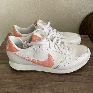 Nike MD Valiant SE GS Trainers Kids Size 7Y Never Been Worn